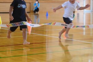 学校 レクリエーション 体育館 低学年