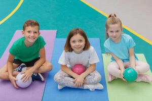 学校 レクリエーション 体育館 低学年